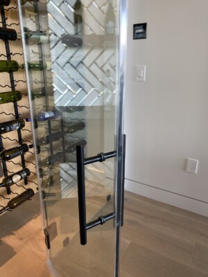 The frameless glass door was fitted with a matte-coated, stainless steel, h-shaped door handle.